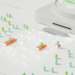 Persona interactuando con interfaz holográfica que muestra análisis de datos de salud personalizados, destacando la IA en pre