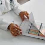 Médico y paciente revisando juntos datos de salud en una pantalla de tablet, destacando el papel de la IA en salud preventiva