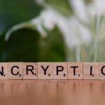 Joven con smartphone, candado digital protegiendo datos de salud en pantalla. Representa la privacidad de datos de salud digi