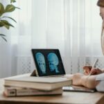 Un médico o científica sonriendo mientras interactúa con una tablet que muestra gráficos y un holograma médico de un órgano,