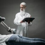 Profesional médico analizando datos complejos en una pantalla holográfica con iconos de IA, representando el avance de la IA