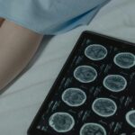 Imagen abstracta de inteligencia artificial analizando datos médicos en una interfaz futurista, representando el futuro del d