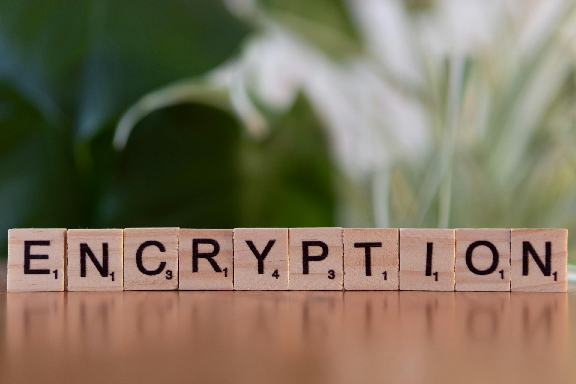 Candados digitales sobre un entramado de datos médicos, representando la seguridad y privacidad esenciales en la IA para la s