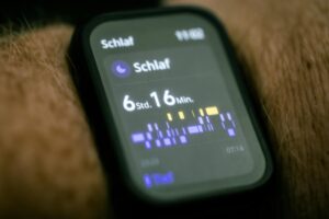 Una persona activa usando un smartwatch mostrando gráficos de datos de salud impulsados por IA, con interfaz digital. Enfatiz