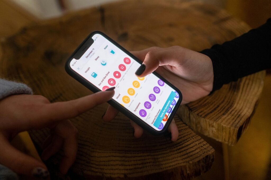 Joven usando una aplicación de salud mental con IA en su smartphone, mostrando una interfaz amigable para el bienestar digita
