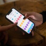 Joven usando una aplicación de salud mental con IA en su smartphone, mostrando una interfaz amigable para el bienestar digita