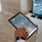 Joven usando una app de salud en tablet, mostrando datos y gráficos de bienestar. Ilustra la gestión proactiva y personalizad