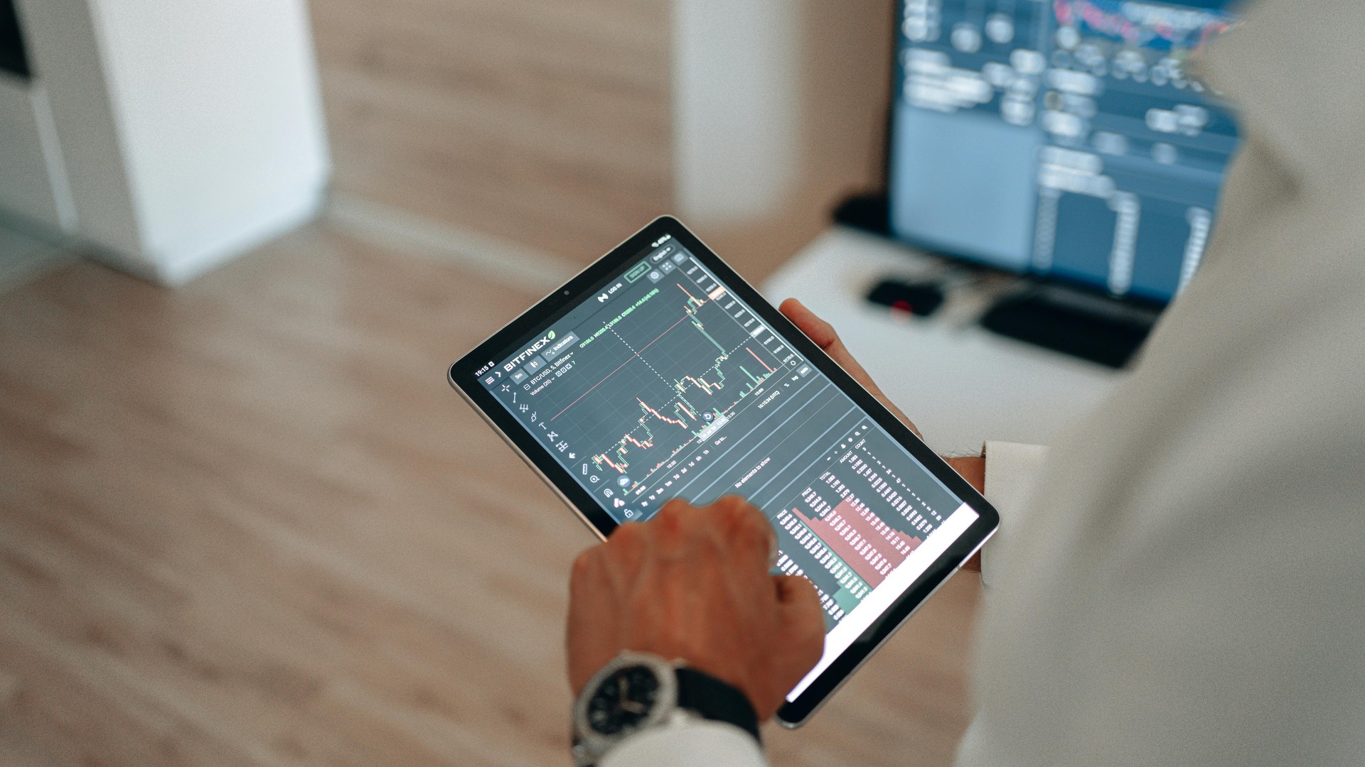 Joven usando una app de salud en tablet, mostrando datos y gráficos de bienestar. Ilustra la gestión proactiva y personalizad