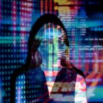 Mujer joven con tablet mostrando gráficos de salud personalizados, simbolizando IA en salud preventiva. Refleja empoderamient