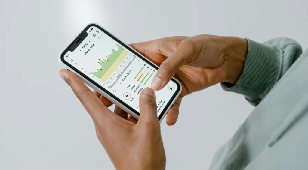 Joven sonriente usando una app de salud en tablet, mostrando datos de bienestar y recomendaciones de IA para la prevención pe