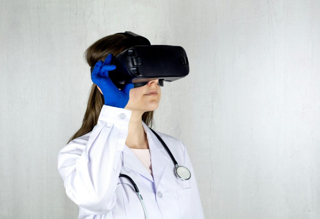 Un profesional médico usando una tablet con gráficos de inteligencia artificial para analizar imágenes médicas, con un pacien
