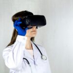 Un profesional médico usando una tablet con gráficos de inteligencia artificial para analizar imágenes médicas, con un pacien