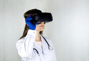 Un profesional médico usando una tablet con gráficos de inteligencia artificial para analizar imágenes médicas, con un pacien