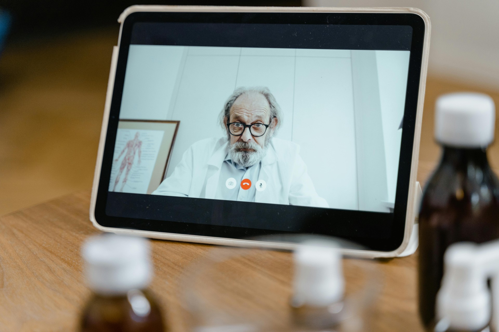 Profesional médico sonriendo durante una consulta de telemedicina segura en una pantalla moderna, mostrando confianza en la p