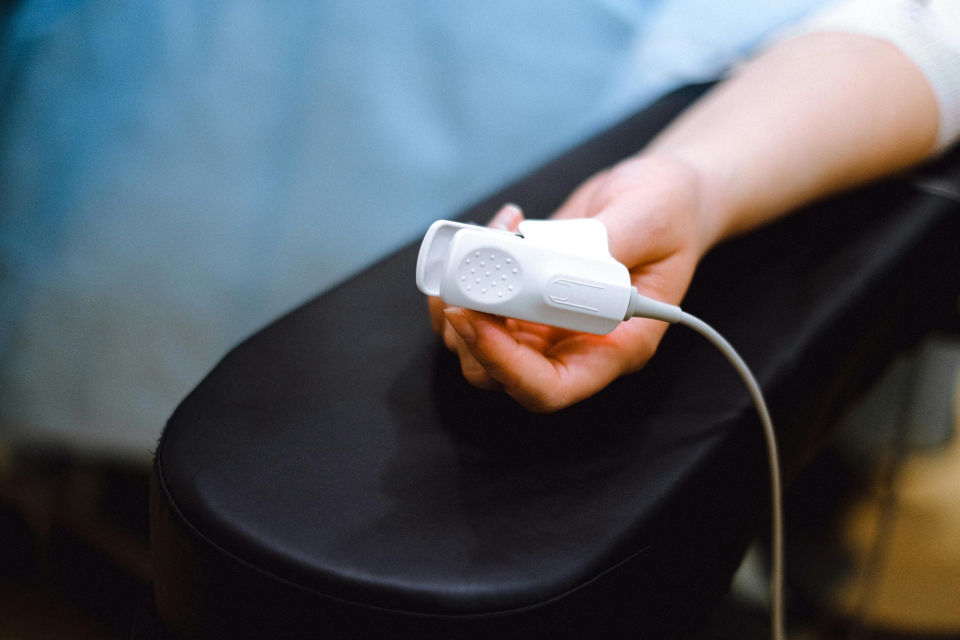 Mano con sensor futurista. Ilustra la integración de la IA y tecnología avanzada en la monitorización de la salud personal.