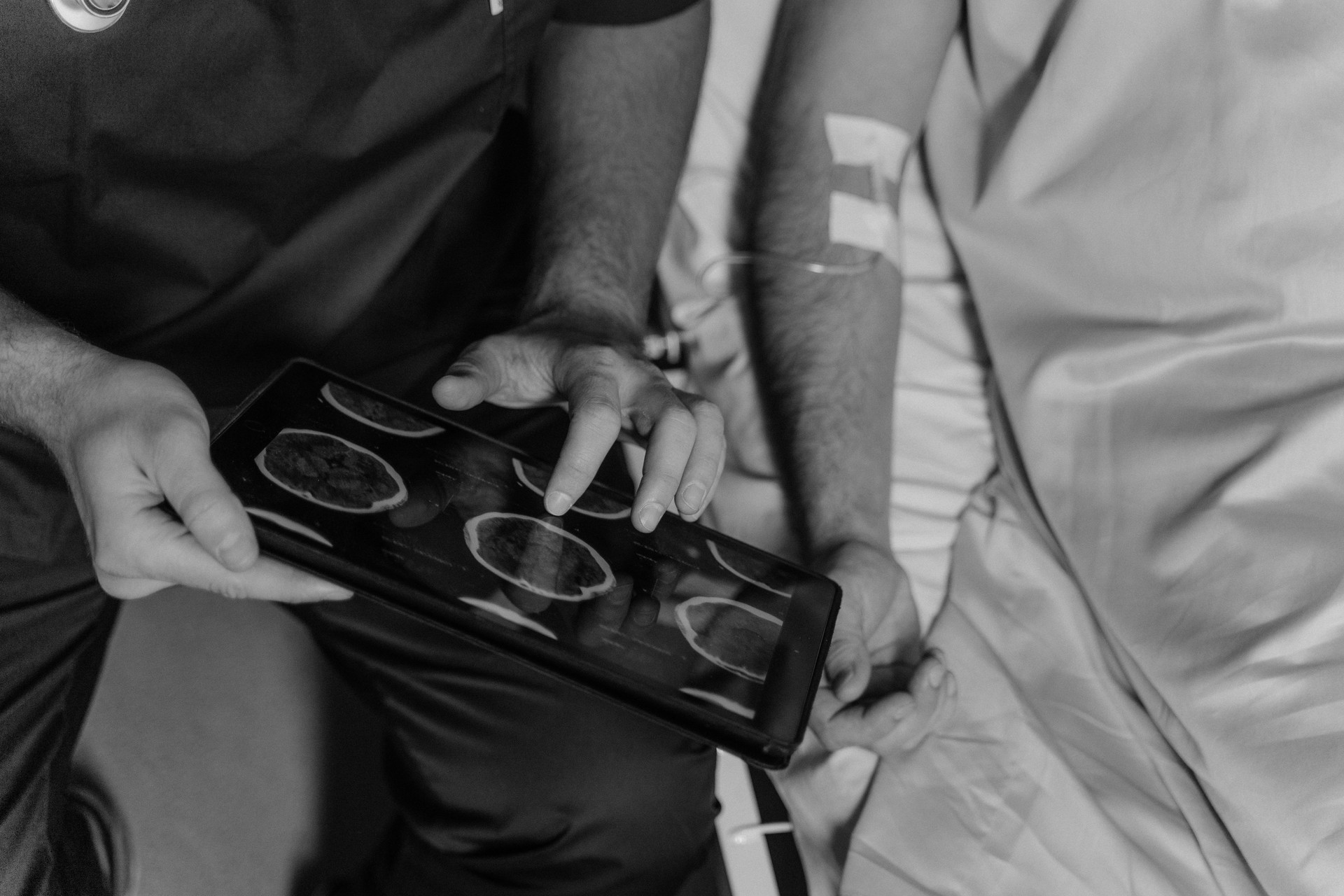 Profesional de la salud analizando datos complejos de paciente en tablet, con elementos visuales de IA. Destaca el análisis d