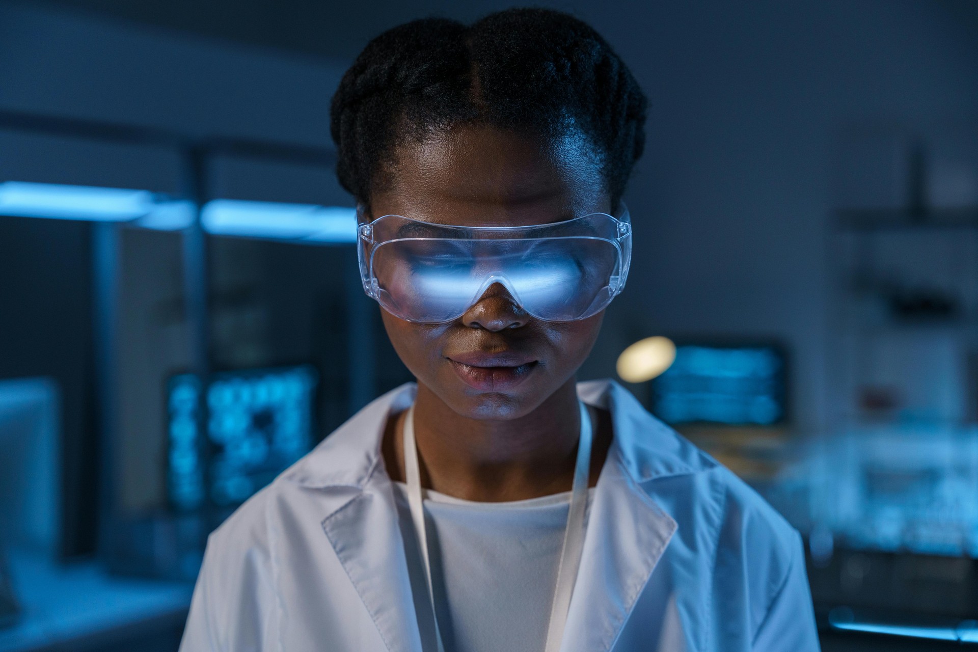 Un equipo de investigadores médicos analiza complejos algoritmos de inteligencia artificial en múltiples pantallas de ordenad