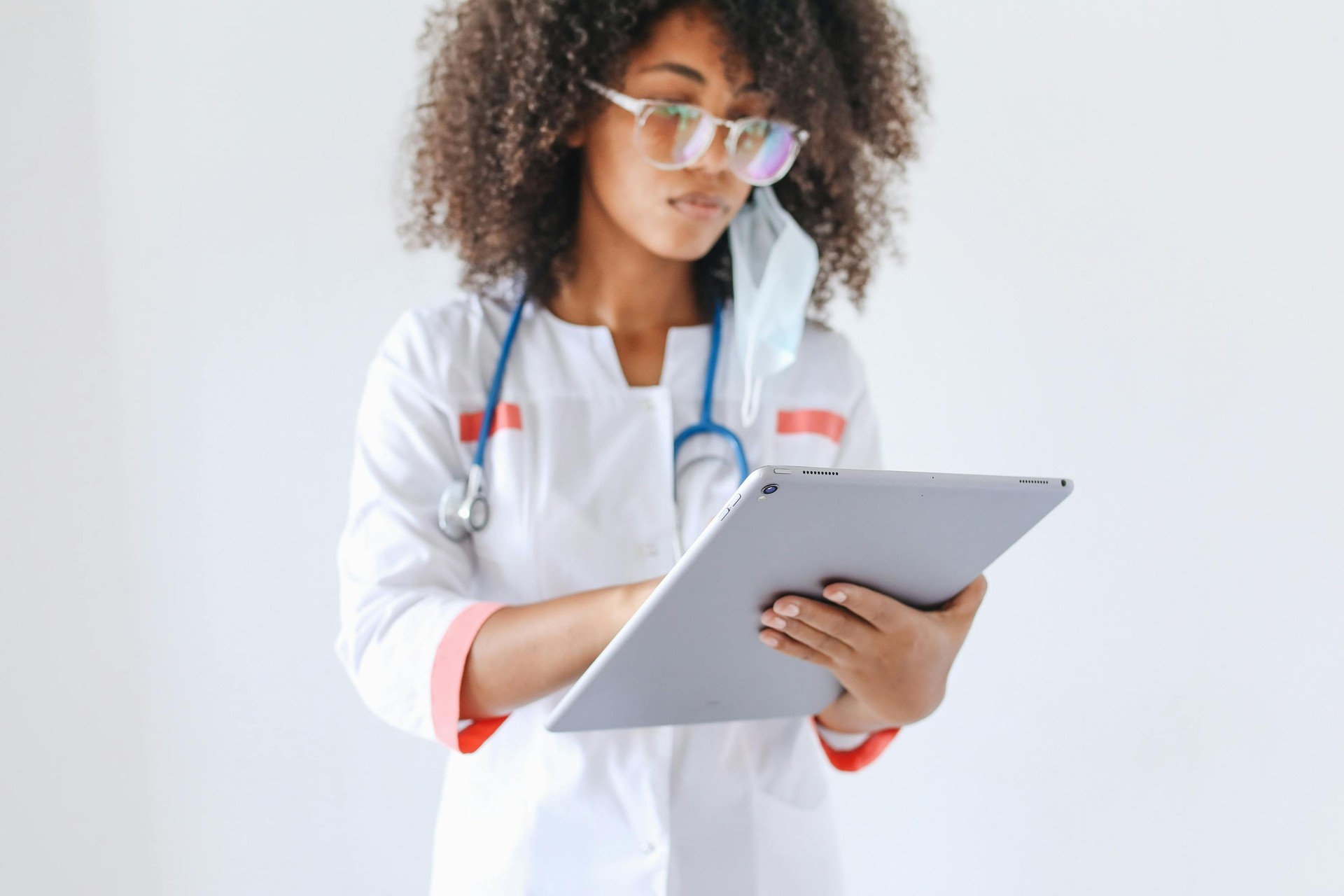 Médico profesional utilizando una tablet para revisar datos de salud con un paciente, destacando el apoyo de la IA en la medi