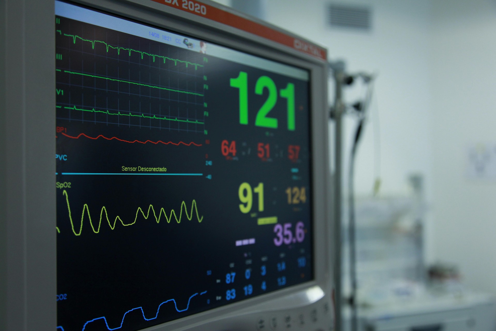 Primer plano de un sensor médico o parche cutáneo futurista, con microtecnología. Esencial para la medición precisa de biomar