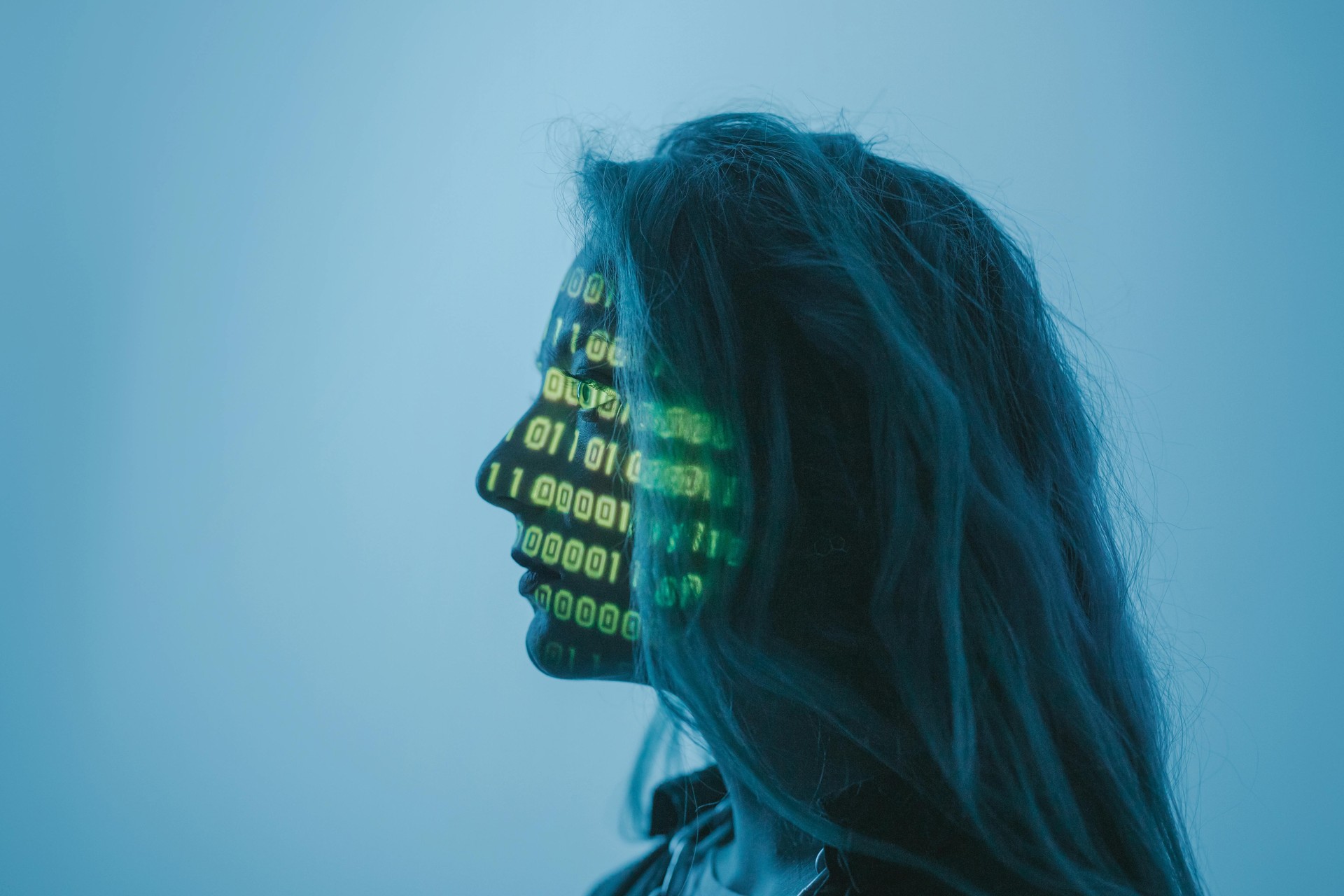 Candado digital sobre interfaz médica con datos y IA, simbolizando protección de la privacidad en salud.