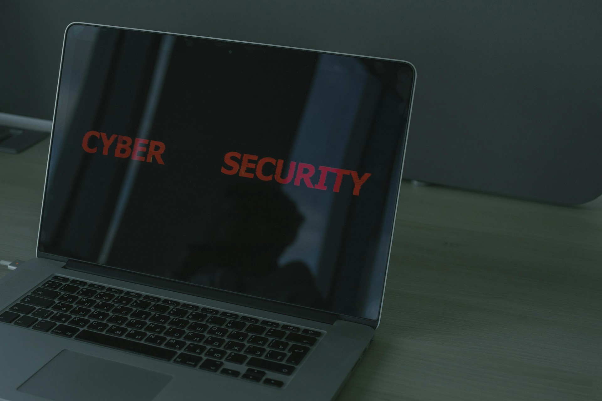 Primer plano de una interfaz digital mostrando un gráfico de datos cifrados con un pequeño candado, sugiriendo seguridad y pr