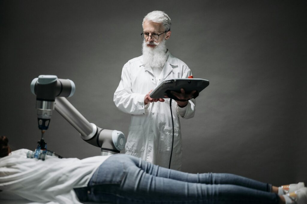 Médico revisando datos de salud en una pantalla futurista con gráficos generados por inteligencia artificial, destacando la I