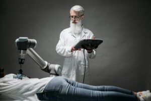 Médico revisando datos de salud en una pantalla futurista con gráficos generados por inteligencia artificial, destacando la I