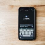 Persona joven utilizando una aplicación de salud mental con inteligencia artificial en su smartphone, mostrando gráficos de b