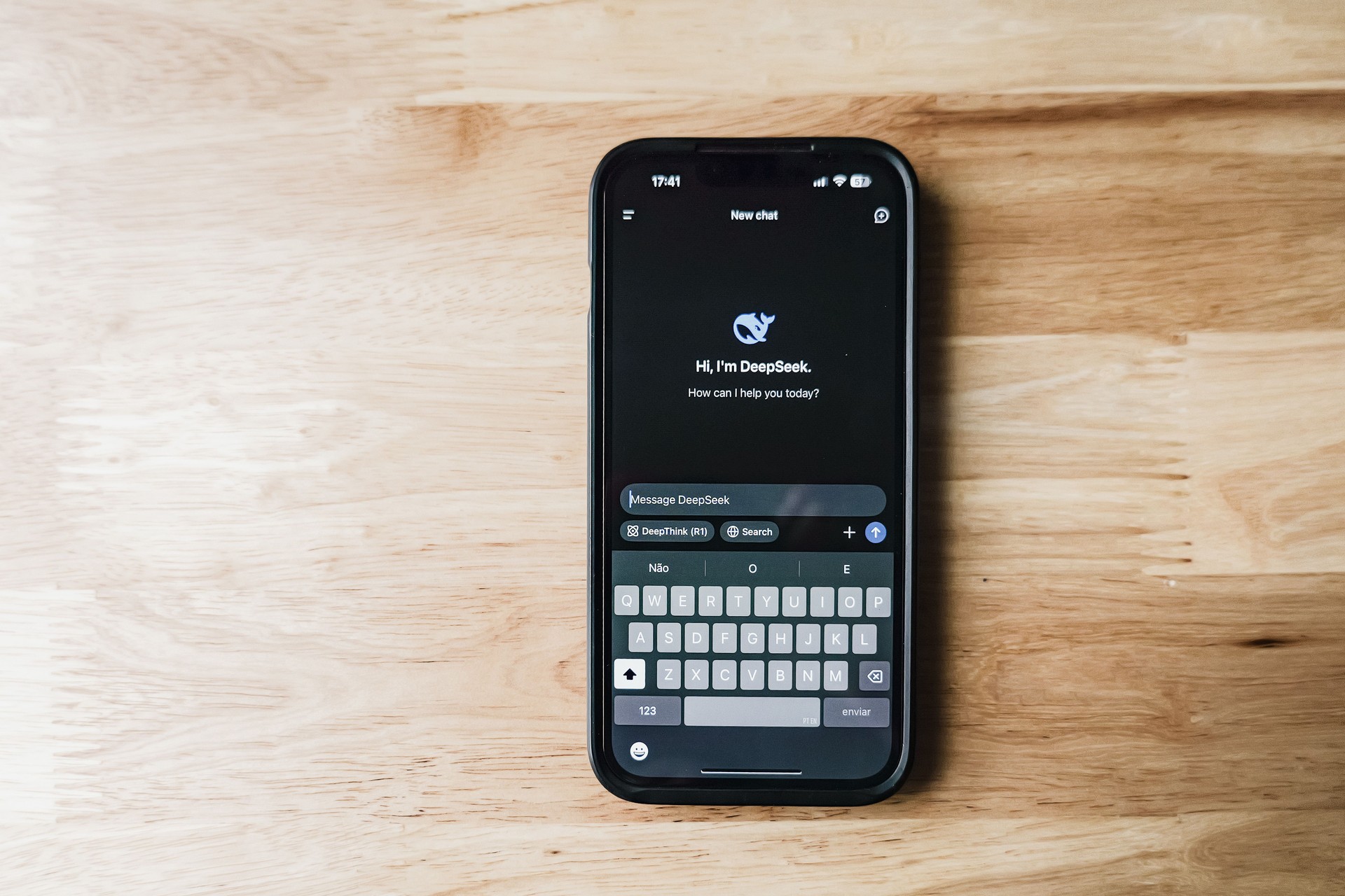 Persona joven utilizando una aplicación de salud mental con inteligencia artificial en su smartphone, mostrando gráficos de b
