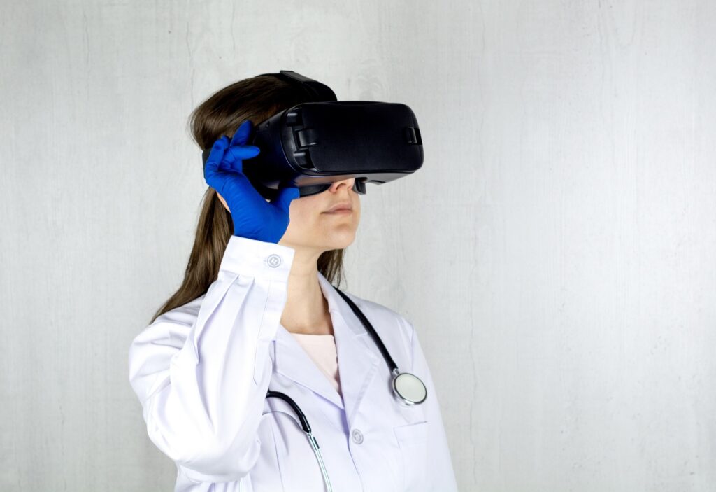 Un médico y un paciente observan datos de salud digital en una tableta, simbolizando la aplicación de la IA en salud preventi