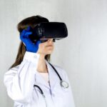 Un médico y un paciente observan datos de salud digital en una tableta, simbolizando la aplicación de la IA en salud preventi