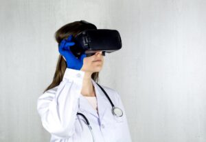 Un médico y un paciente observan datos de salud digital en una tableta, simbolizando la aplicación de la IA en salud preventi