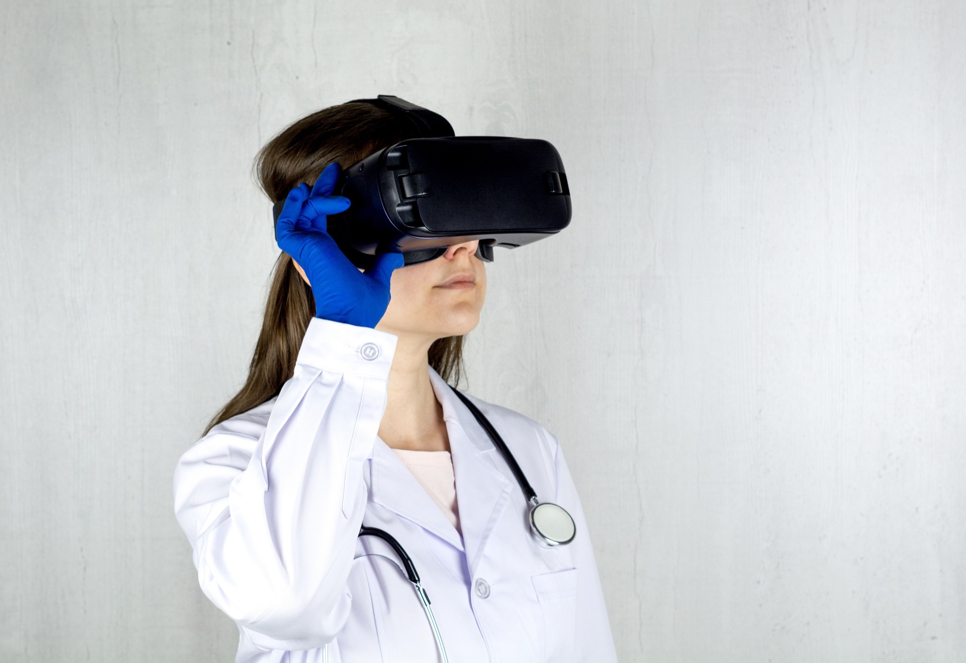 Un médico y un paciente observan datos de salud digital en una tableta, simbolizando la aplicación de la IA en salud preventi