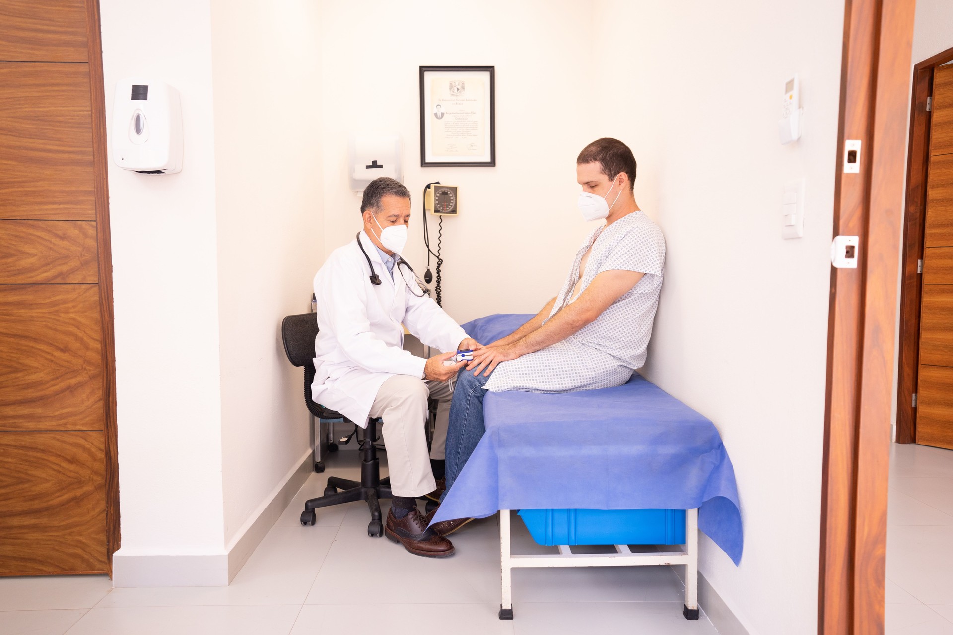Doctora en clínica moderna muestra en tablet a paciente cómo la Inteligencia Artificial ayuda en la prevención de enfermedade