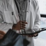 Un médico o especialista usando una tablet con una interfaz de Inteligencia Artificial para analizar imágenes médicas o datos