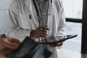 Un médico o especialista usando una tablet con una interfaz de Inteligencia Artificial para analizar imágenes médicas o datos