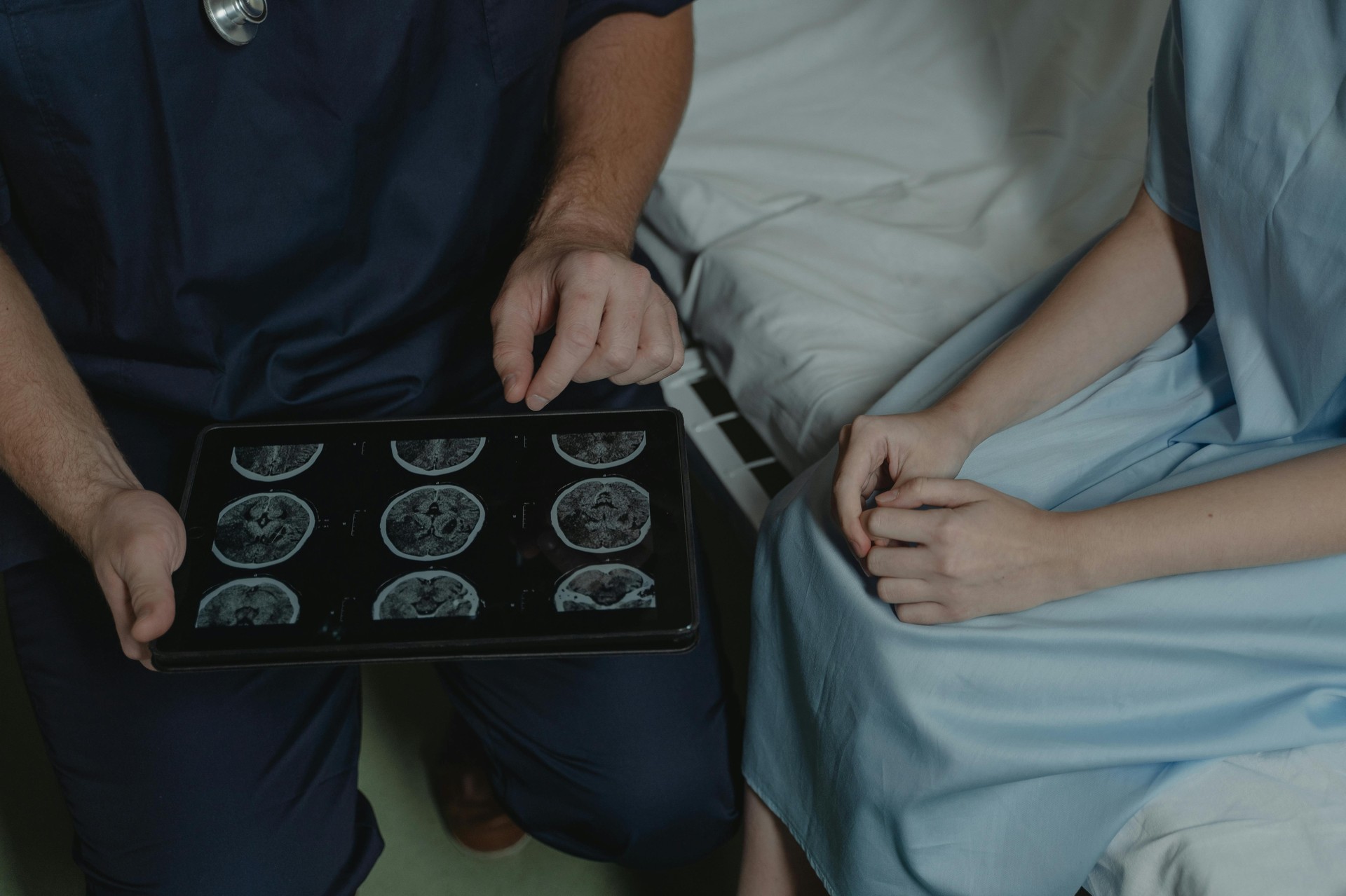 Profesional de la salud explicando datos digitales a un paciente en una tablet, ilustrando la colaboración entre tecnología y
